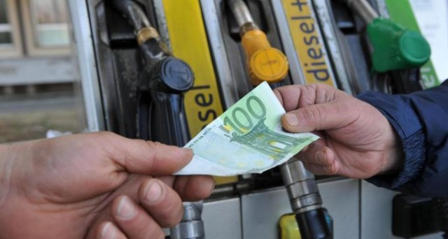 Il prezzo della benzina è cresciuto rispetto al 2008, ma il petrolio costa un quarto da allora. Cosa è successo? 