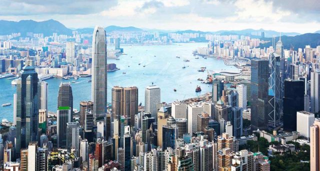 La Cina punta a ridurre l'autonomia di Hong Kong, scatenando le ire degli USA, che minacciano ritorsioni economiche contro Pechino. E' il primo atto del mondo post-pandemia. 