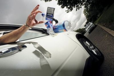 Multe automobilisti: inasprimento sanzioni per chi getta oggetti per strada dal finestrino dell’auto