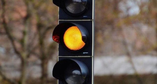 Multa per chi passa con il semaforo giallo: è vero che si rischia la doppia contravvenzione se diventa rosso?