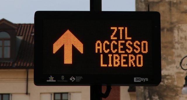 Il permesso disabili per circolare nelle zone Ztl è oggi valido in tutti i Comuni italiani. Al via archivio unico nazionale per le targhe registrate.