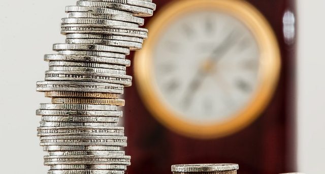 A dicembre è possibile ritirare le pensioni di gennaio in anticipo rispetto alla data bancabile del mese. Ecco chi può farlo.