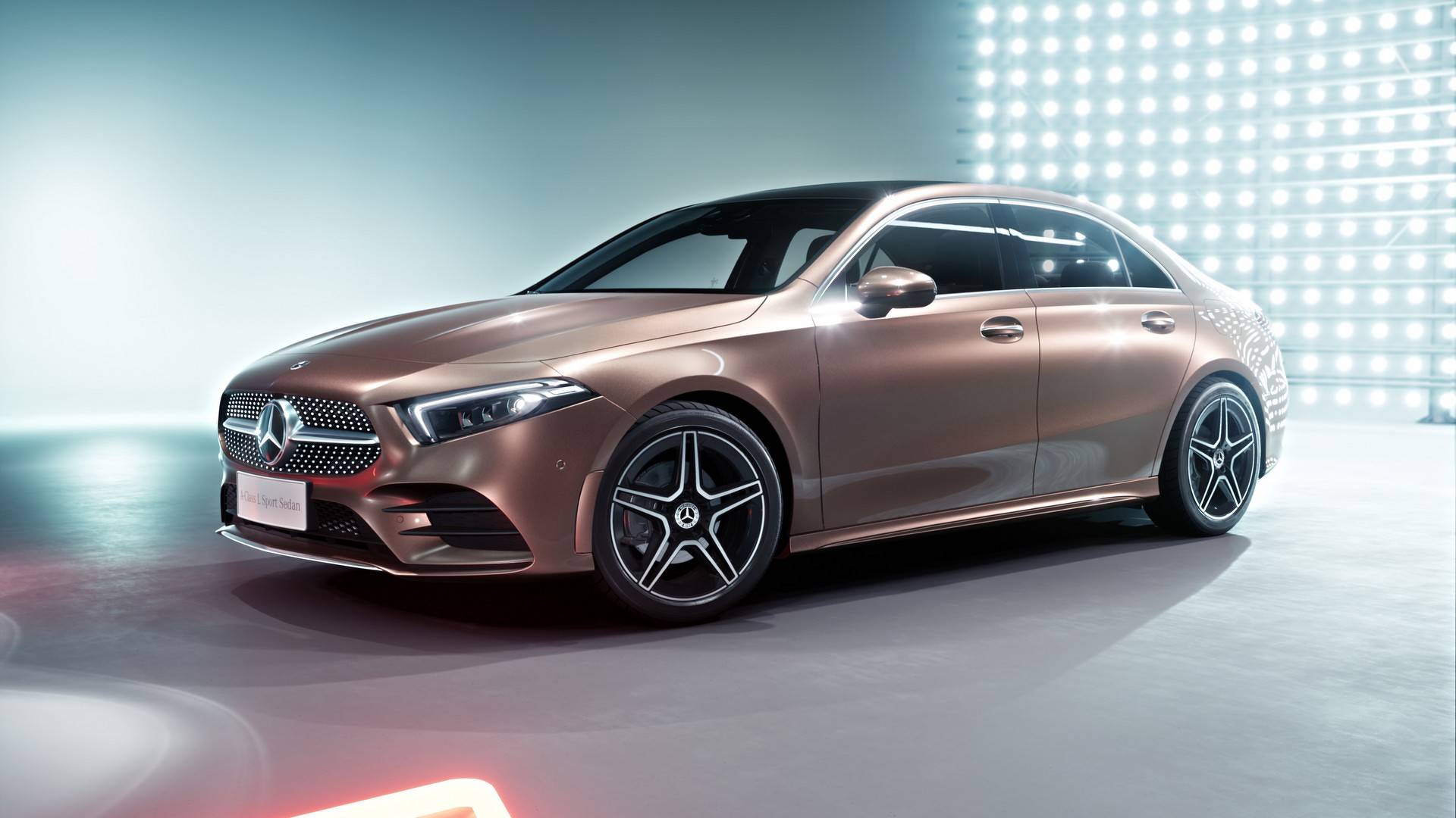 La nuova Mercedes Classe A Sedan si presenta a Parigi