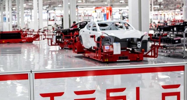 Le due auto di Tesla saranno vendute a prezzi più bassi in USA nelle versioni entry level