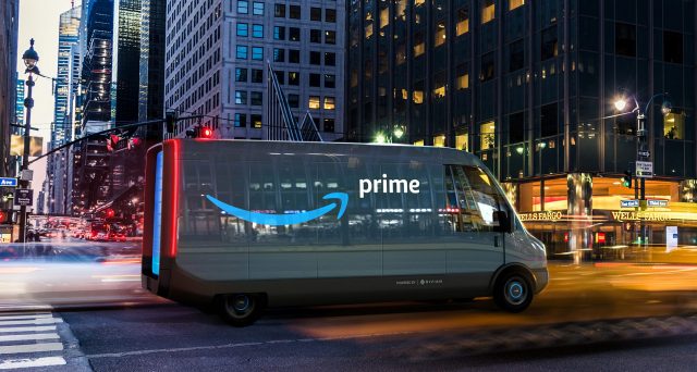Jeff Bezos, CEO di Amazon, ha detto che Rivian produrrà 100.000 furgoni elettrici per la sua azienda