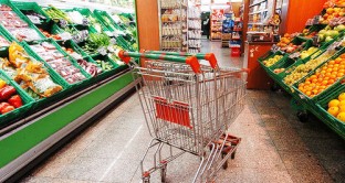 Spesa al supermercato, ecco i 10 cibi che stanno per aumentare