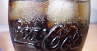 Bottiglie Coca Cola addio, ecco perché sparirà un’icona pop