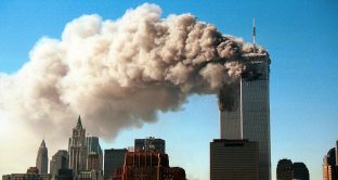 Da quel giorno, l’11 settembre 2001, la storia del mondo è cambiata: una tragedia che ha colpito gli USA e che non finisce mai, i pompieri continuano a morire.