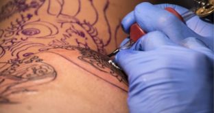 Tatuaggi sotto inchiesta, tanti colori sono nocivi per il nostro organismo