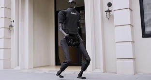 Robot umanoide contro Tesla, costa solo 90 mila euro