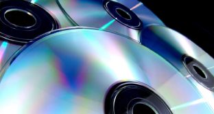 Una nuova forma di risparmio intelligente è quella di riciclare CD e DVD che oramai si usano sempre meno: ecco come.