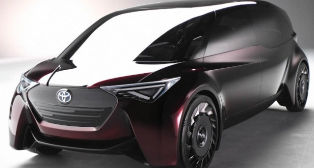 Toyota presenta un nuovo concept di auto elettrica al salone di Tokyo. Pneumatici airless e finestrini con display touch. Il futuro è qui.