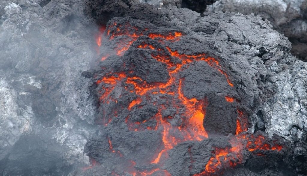 Eruzione Etna: per voli cancellati si ha diritto al rimborso?