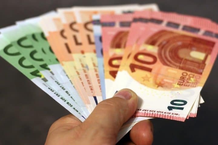 Bonus in busta paga ad agosto, per i contratti a tempo determinato 690 euro