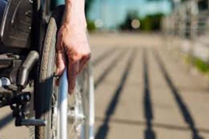 Pensione di invalidità, cosa succede a 67 anni anche ai titolari di 104