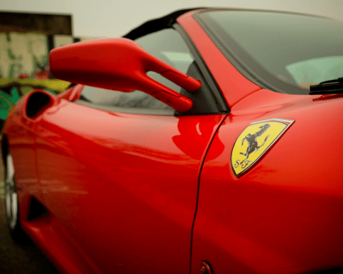 Azioni Ferrari giù in borsa