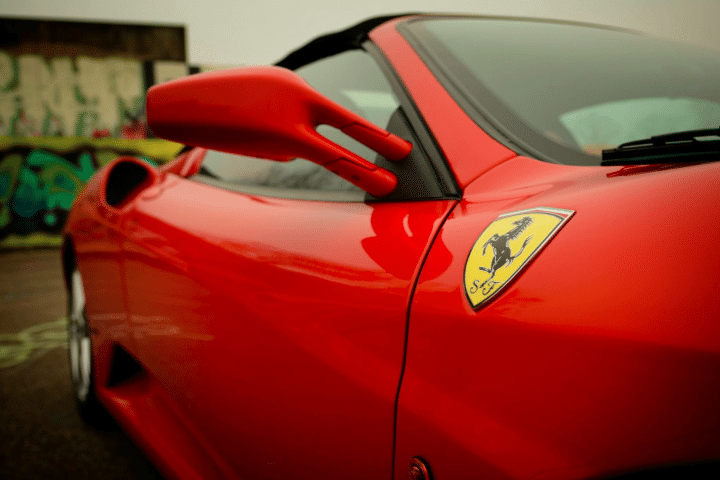 Azioni Ferrari giù in borsa