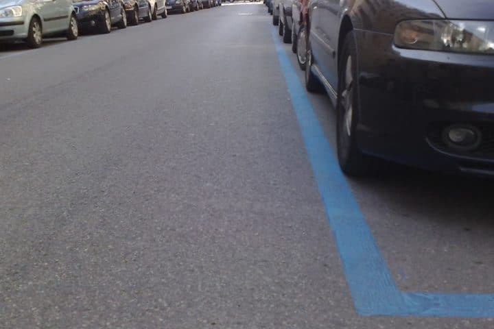 Novità in arrivo per il parcheggio su strisce blu, tariffe da 18 euro ad ora, ecco dove e perché