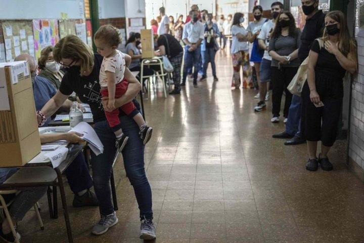 Povertà e inflazione cacciano i peronisti all'opposizione