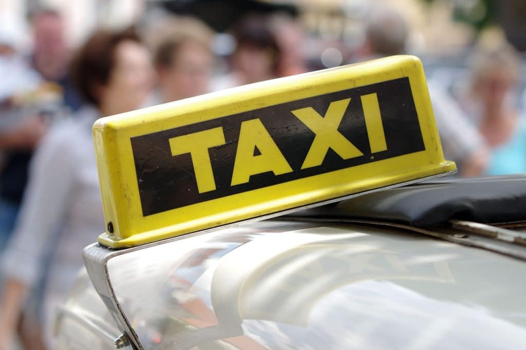 Servizio taxi, il tassista deve emettere fattura?