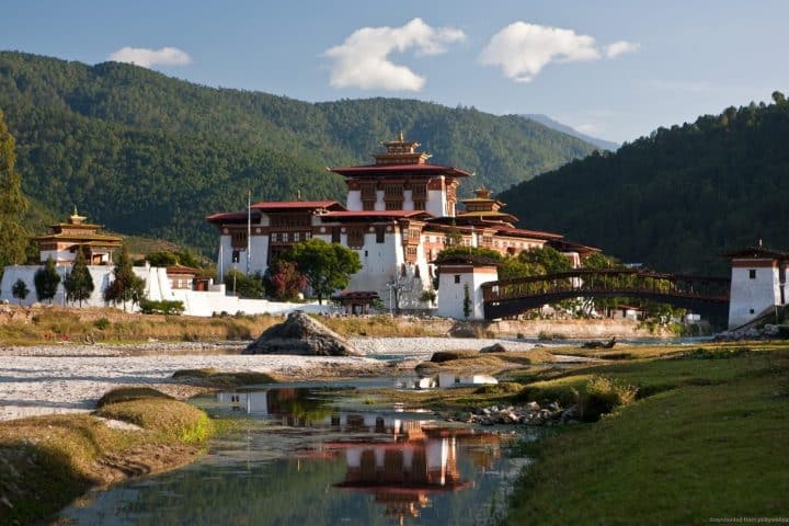 Triplicata tassa sul turismo in Bhutan