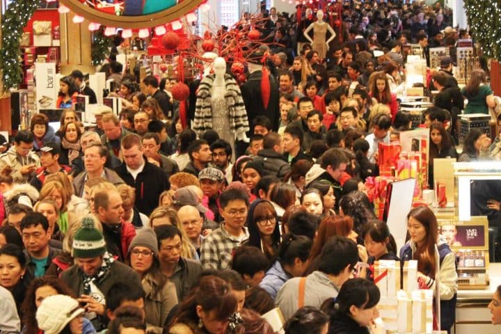 Black Friday, il coronavirus mette fuorigioco i negozi di quartiere