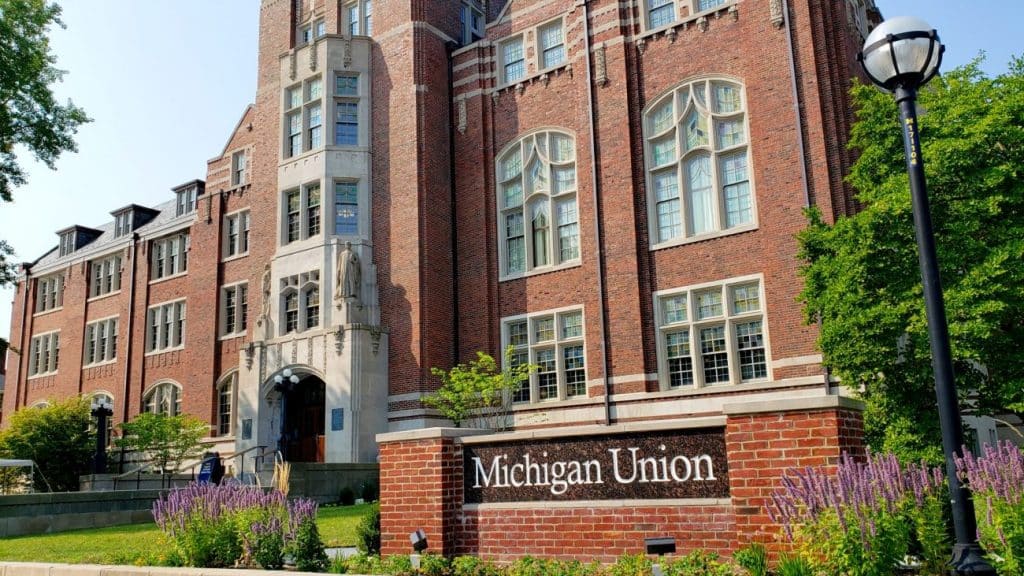 Bond a 100 anni dell'Università del Michigan