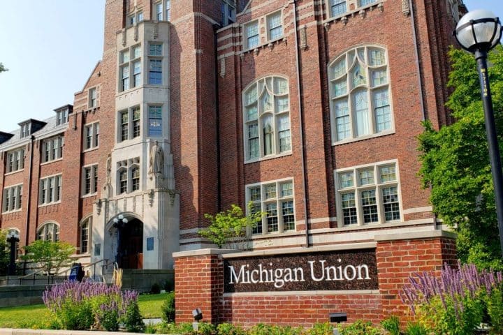 Bond a 100 anni dell'Università del Michigan