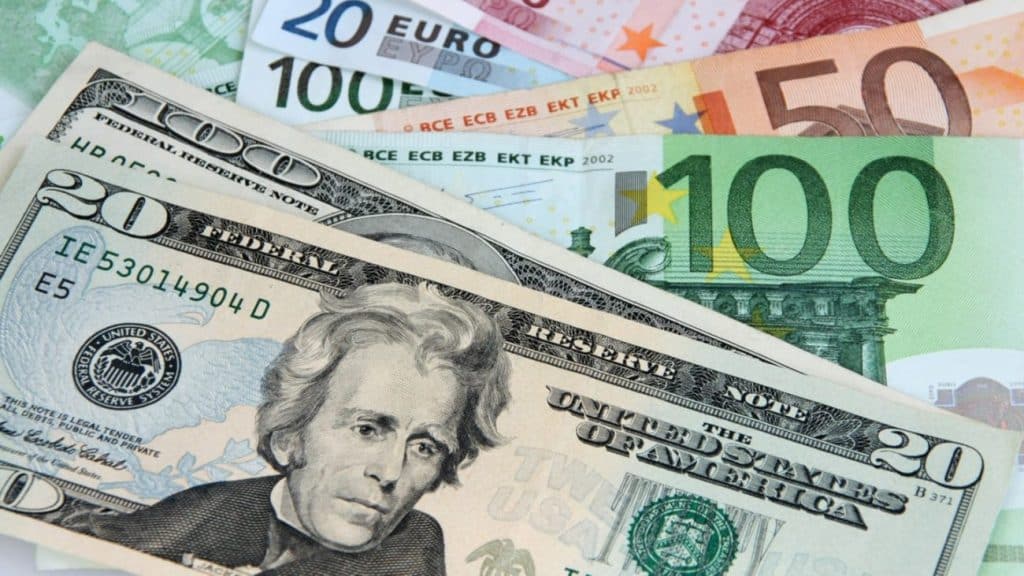 Cambio euro-dollaro sotto 1,12