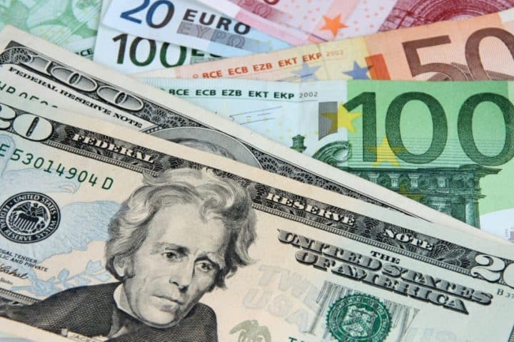 Cambio euro-dollaro sotto 1,12