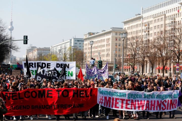 La protesta dei berlinesi contro il caro affitti