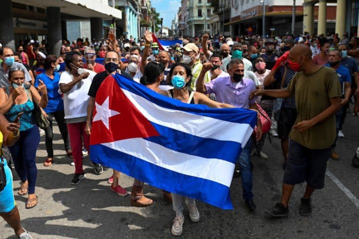 Migliaia di manifestanti a Cuba contro il regime