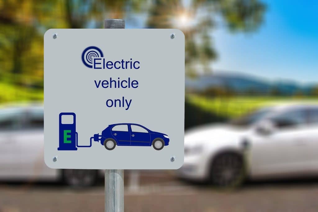 Bonus auto elettriche e ibride plug-in, le nuove agevolazioni hanno i giorni contati