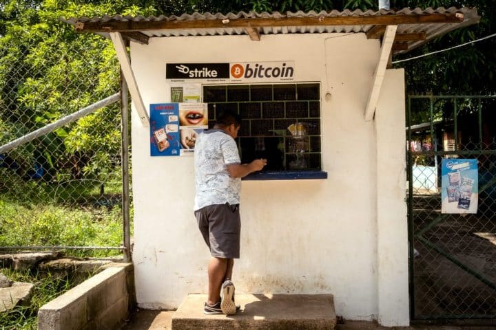 El Salvador declassato a causa dei Bitcoin