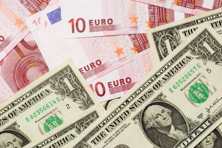 Cambio euro-dollaro sempre più giù