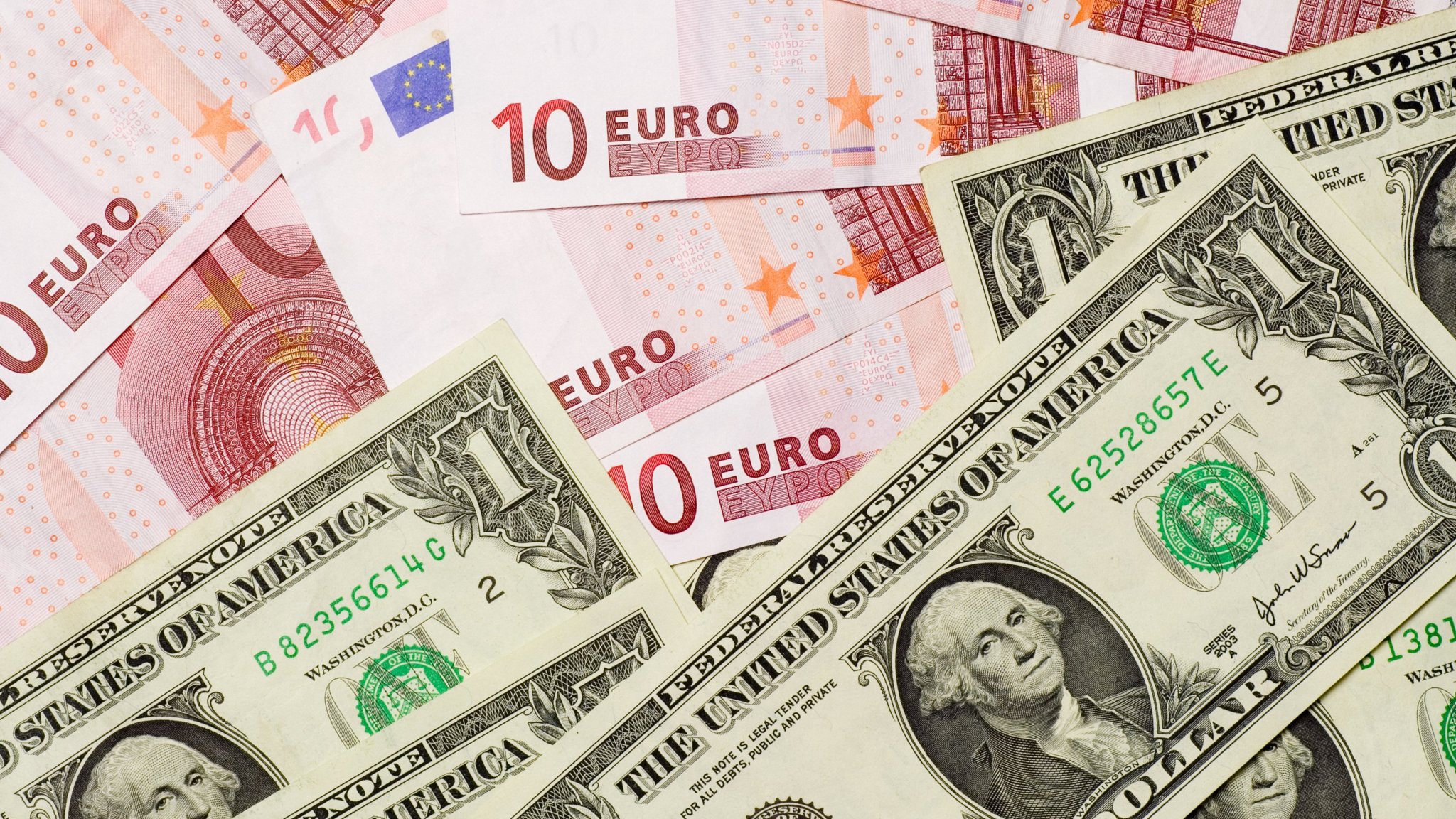 Cambio euro-dollaro sempre più giù