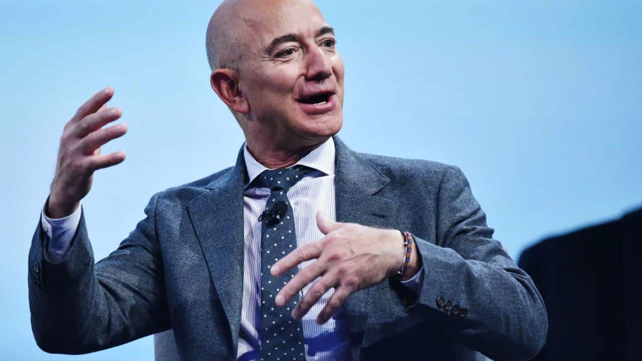 Jeff Bezos, primo tra i più ricchi del mondo nella classifica Forbes Billionaires 2021