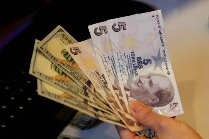 Lira turca a 16,50 contro il dollaro