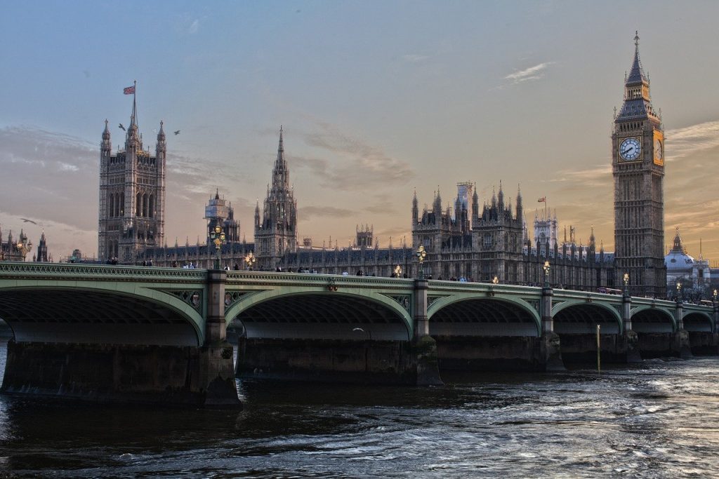 La variante inglese del covid fa paura, voli bloccati e timori per la Brexit