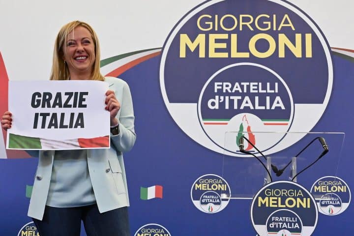 Giorgia Meloni vince le elezioni, spread apre in calo