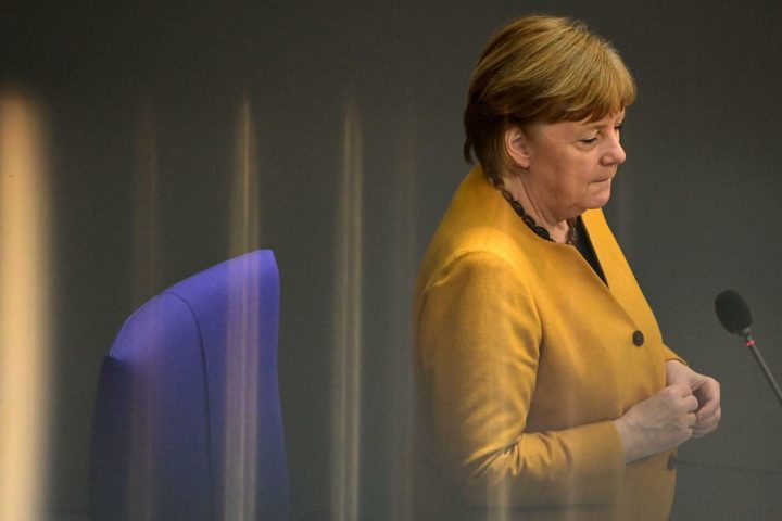 Frau Merkel in caduta libera