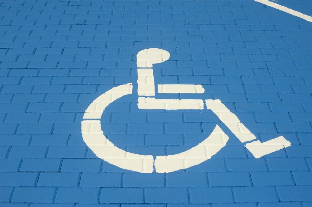 Si può usare il cartellino invalidi senza il disabile a bordo dell'auto?