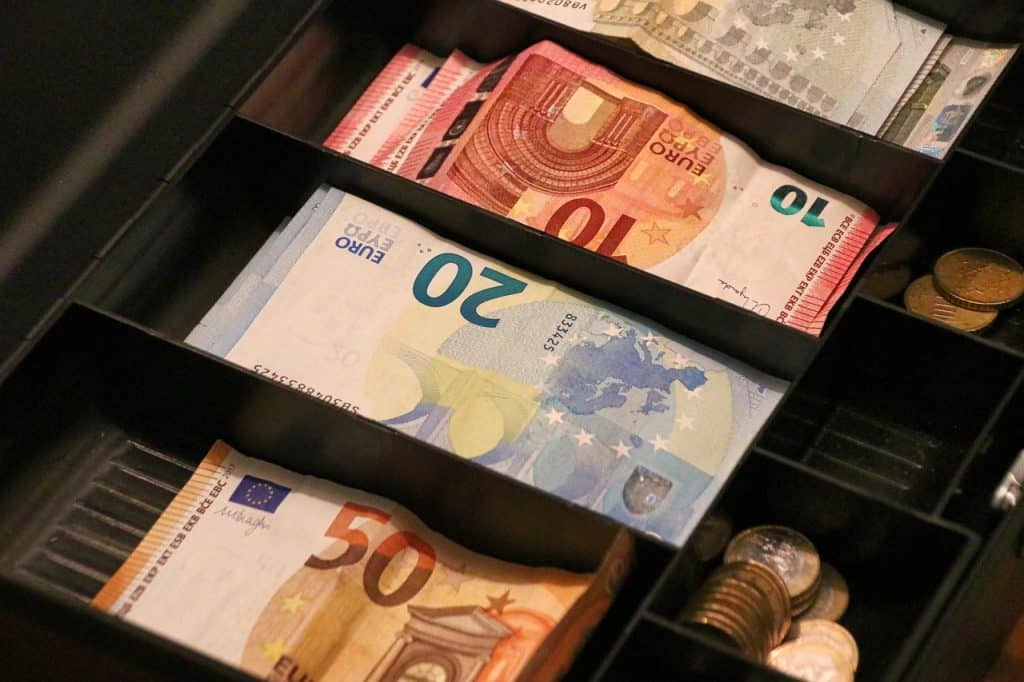 Ecco come ti arriveranno i 200 euro del bonus e quando: modalità di pagamento in base al tipo di contratto o pensione