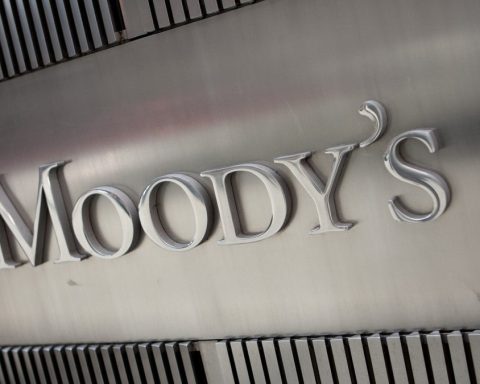 Moody's taglia l'outlook francese, Dbrs migliora quello italiano