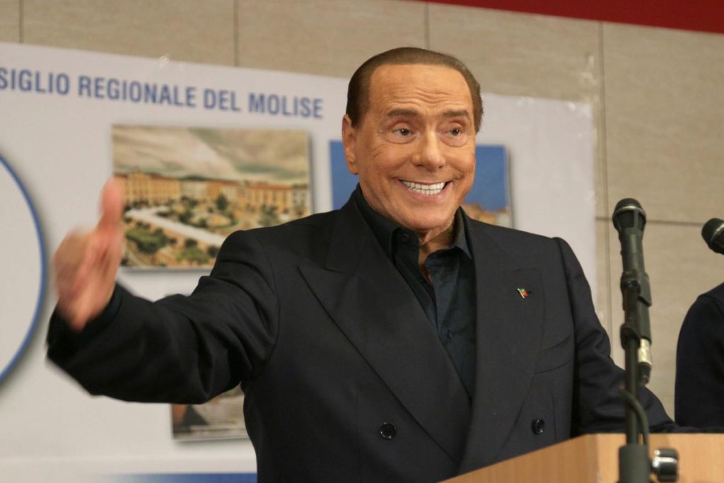 L'ok di Berlusconi al reddito di cittadinanza