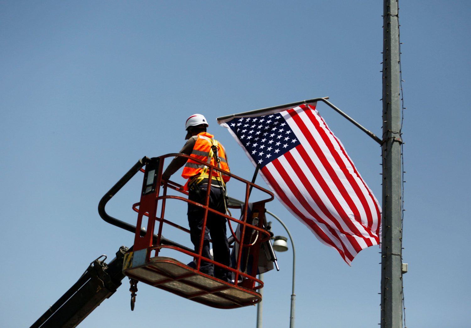 Rendimenti decennali giù sui dati Usa sul lavoro a giugno