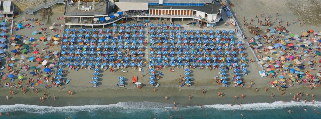 Gli stabilimenti balneari, stop a proroga concessioni dopo quest'anno