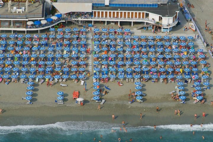 Gli stabilimenti balneari, stop a proroga concessioni dopo quest'anno