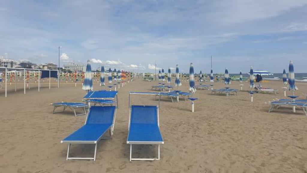 Stipendi bassi e spiagge vuote