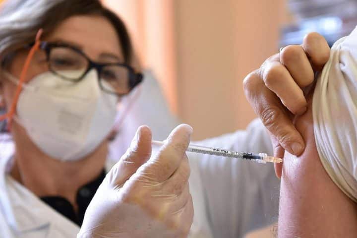 Vaccinazioni in Italia lontane dalle 500 mila dosi al giorno